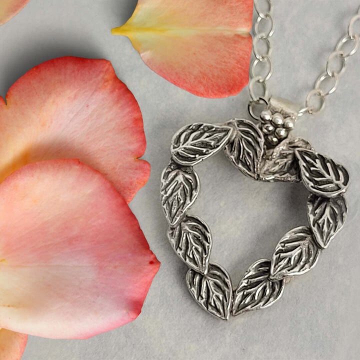 Heart-shaped necklace with rose leaves in sterling silver