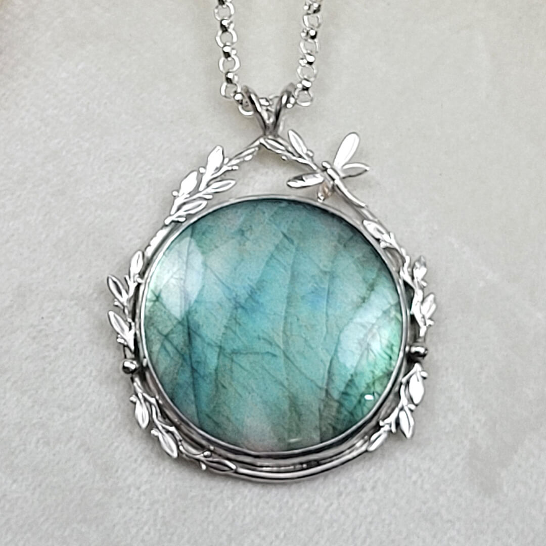 Nature-inspired green labradorite pendant necklace in sterling silver