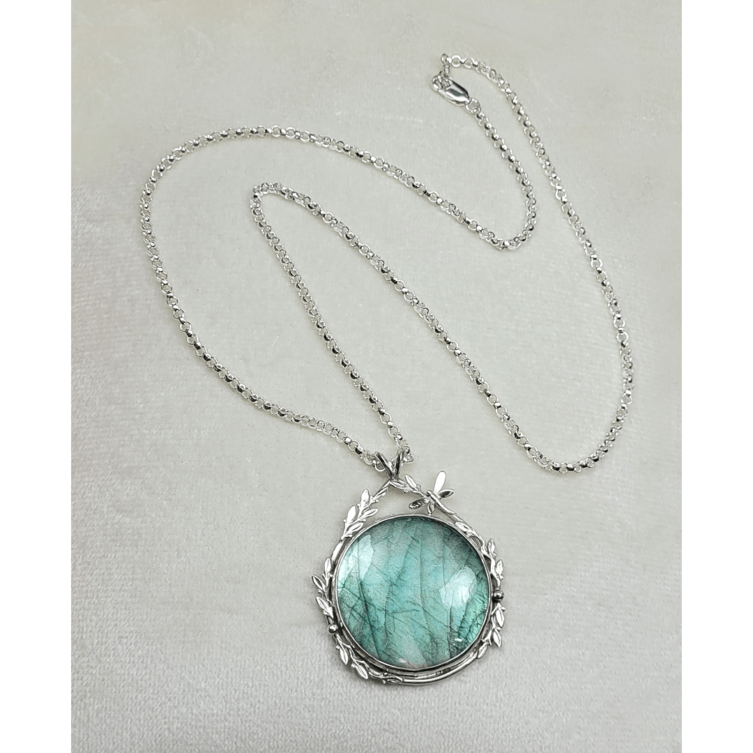 Nature-inspired green labradorite pendant necklace in sterling silver