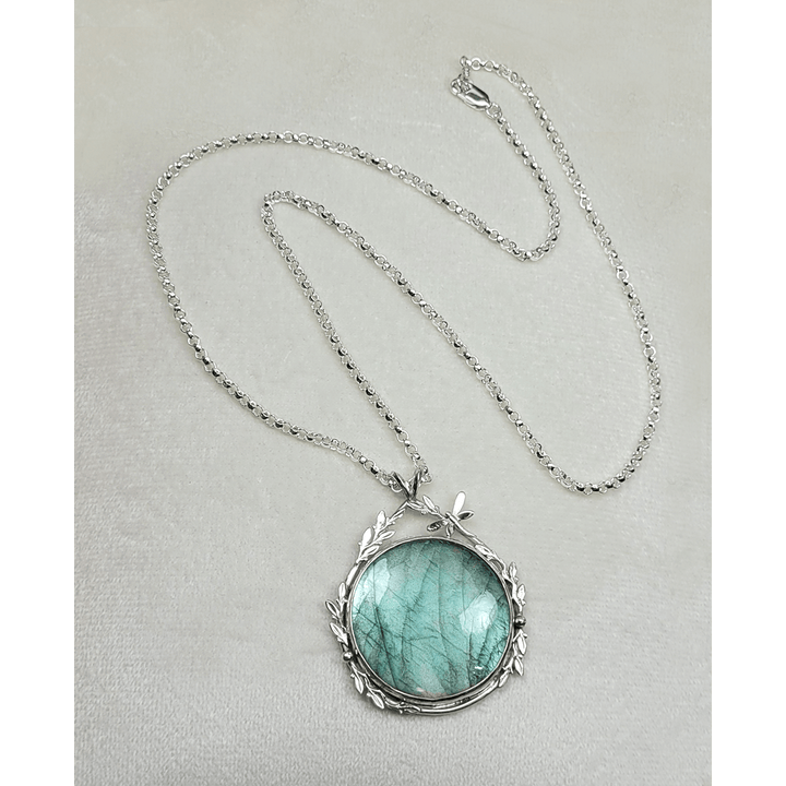 Nature-inspired green labradorite pendant necklace in sterling silver
