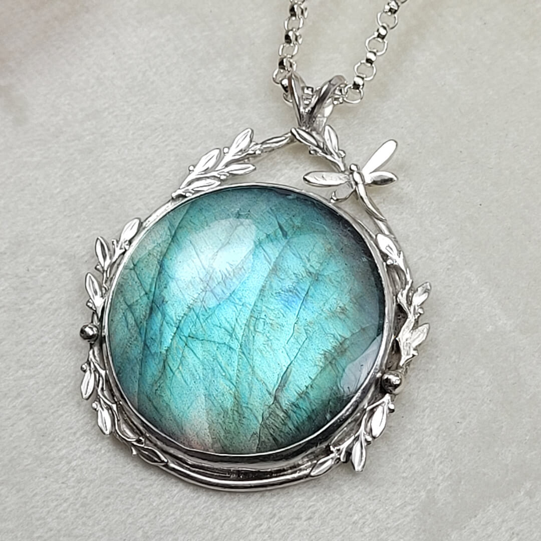Nature-inspired green labradorite pendant necklace in sterling silver