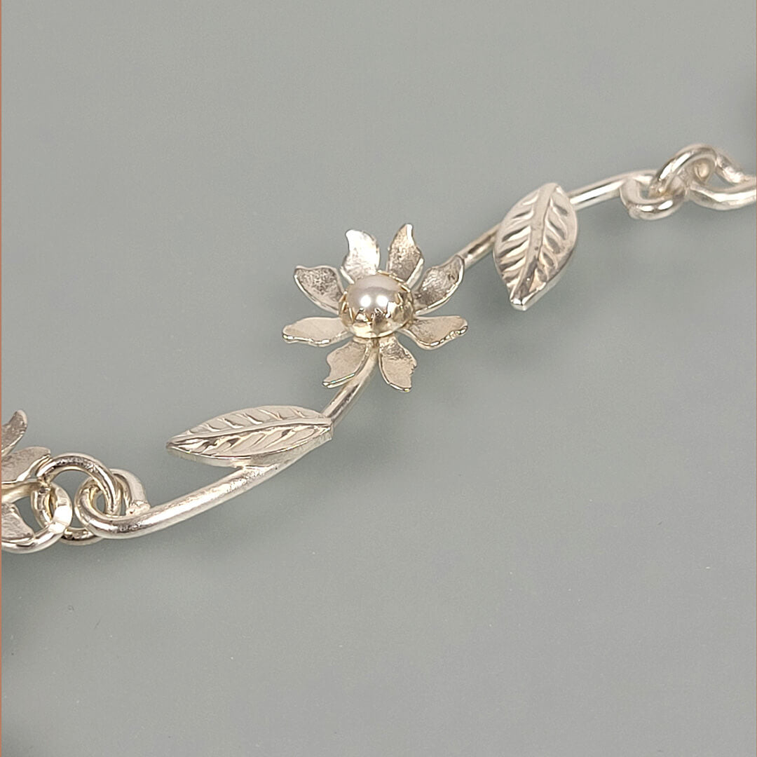 Vine and flower necklace with pearls detail