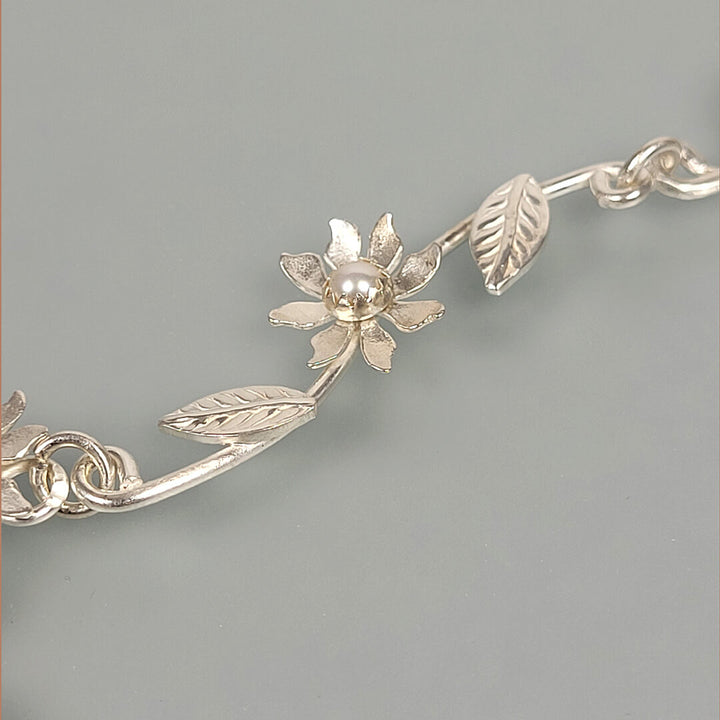 Vine and flower necklace with pearls detail