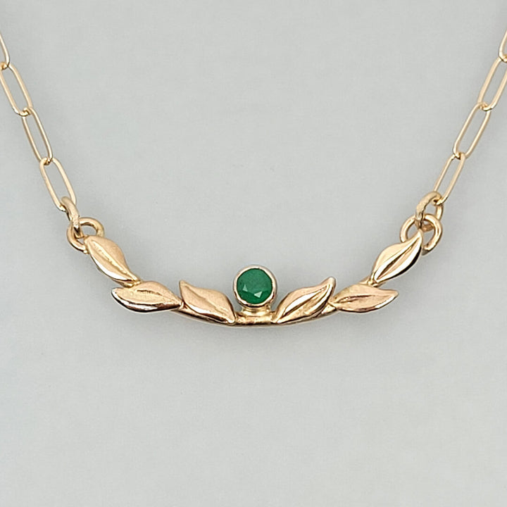 Leafy vine emerald necklace in 14kt gold