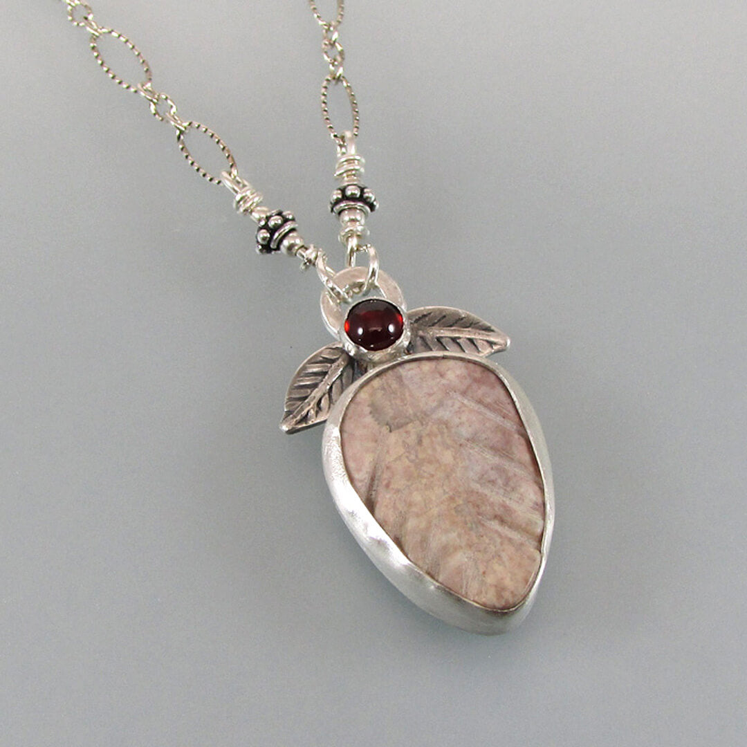 Agate leaf necklace with garnet