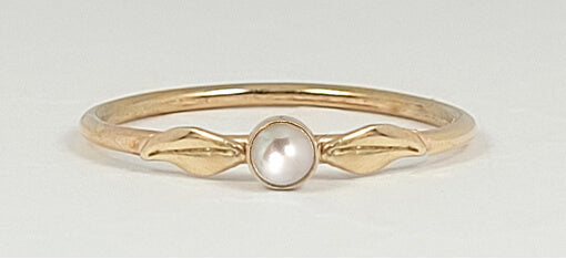 14kt gold pearl ring with leaves