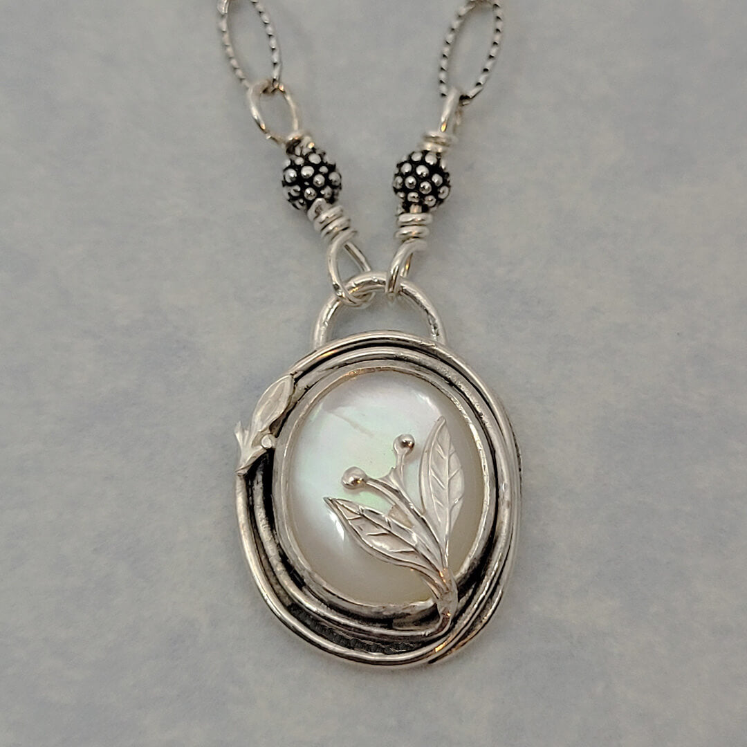 Nature-inspired mother-of-pearl necklace in sterling silver 