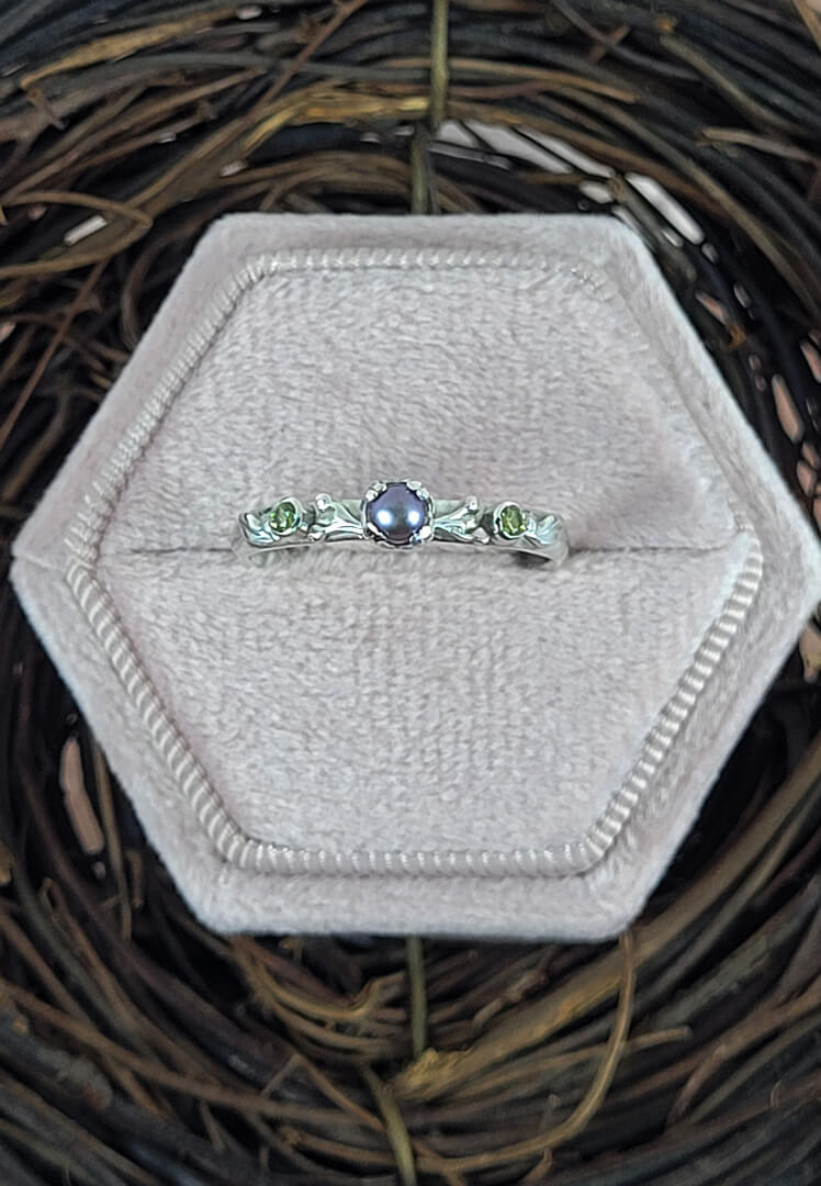 Poison Berry Gray Pearl Ring with Peridot in Sterling Silver