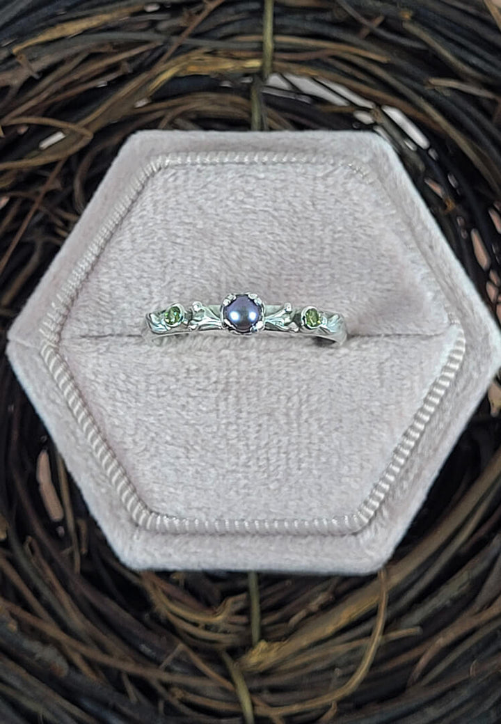 Poison Berry Gray Pearl Ring with Peridot in Sterling Silver
