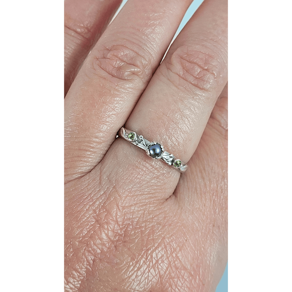 Poison Berry Gray Pearl Ring with Peridot in Sterling Silver