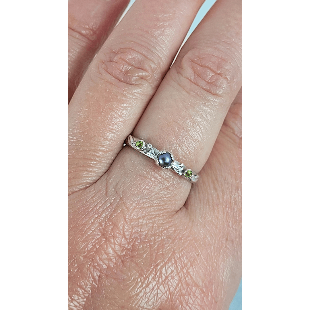 Poison Berry Gray Pearl Ring with Peridot in Sterling Silver