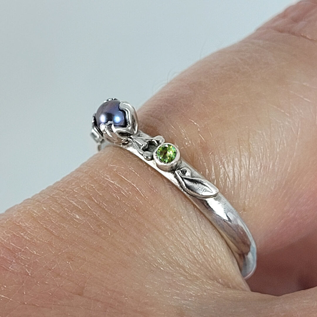 Poison Berry Gray Pearl Ring with Peridot in Sterling Silver
