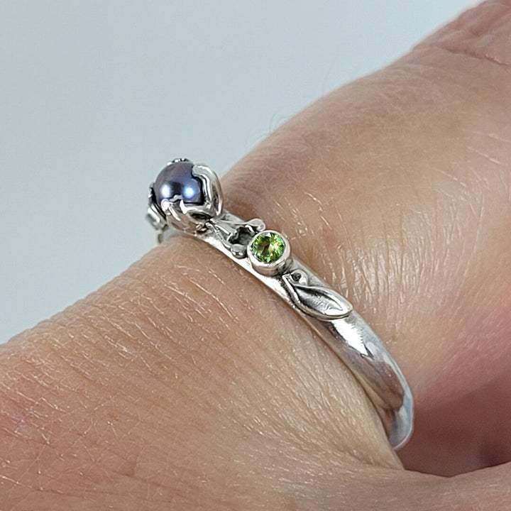 Poison Berry Gray Pearl Ring with Peridot in Sterling Silver