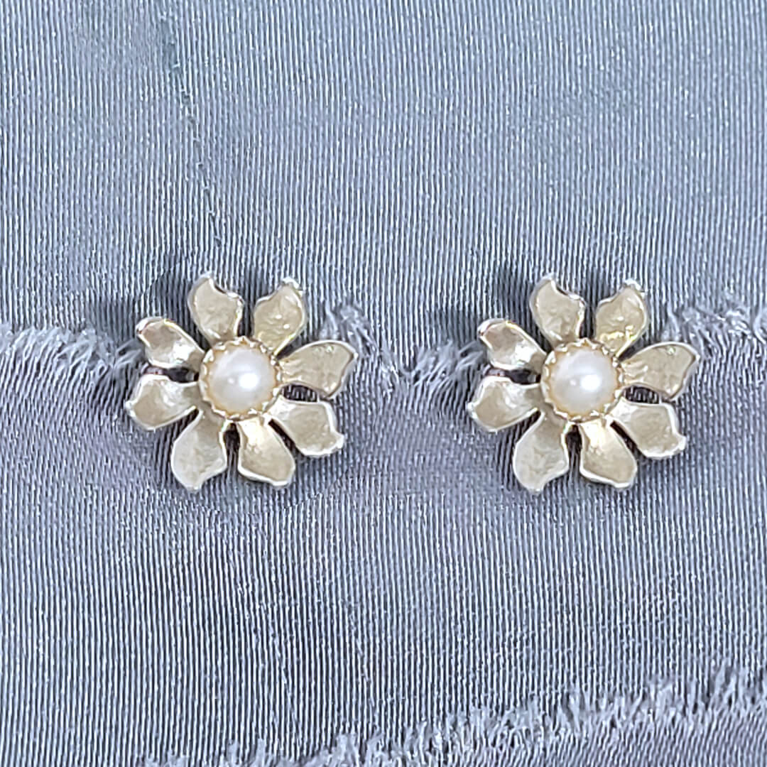 Flower Stud Earrings in Sterling Silver set with Freshwater Pearls