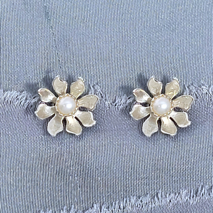 Flower Stud Earrings in Sterling Silver set with Freshwater Pearls