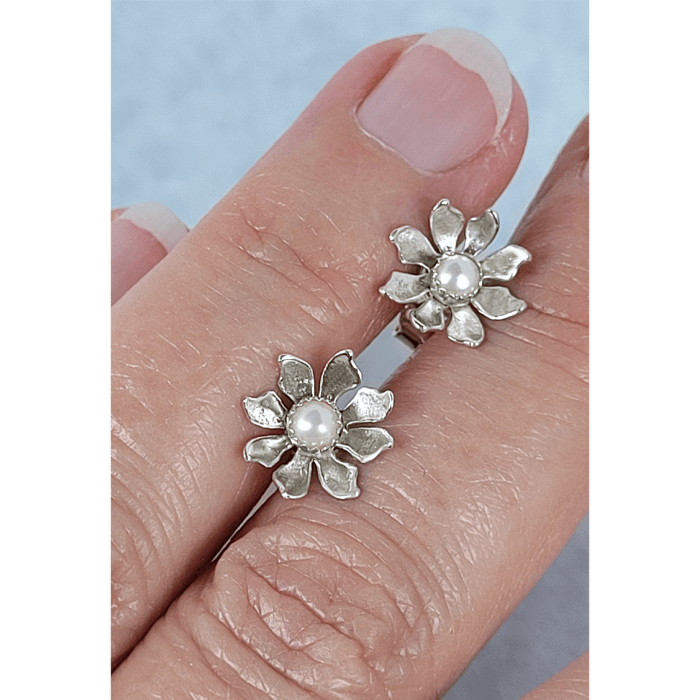 Wildflower stud earrings in sterling Silver set with Freshwater Pearls