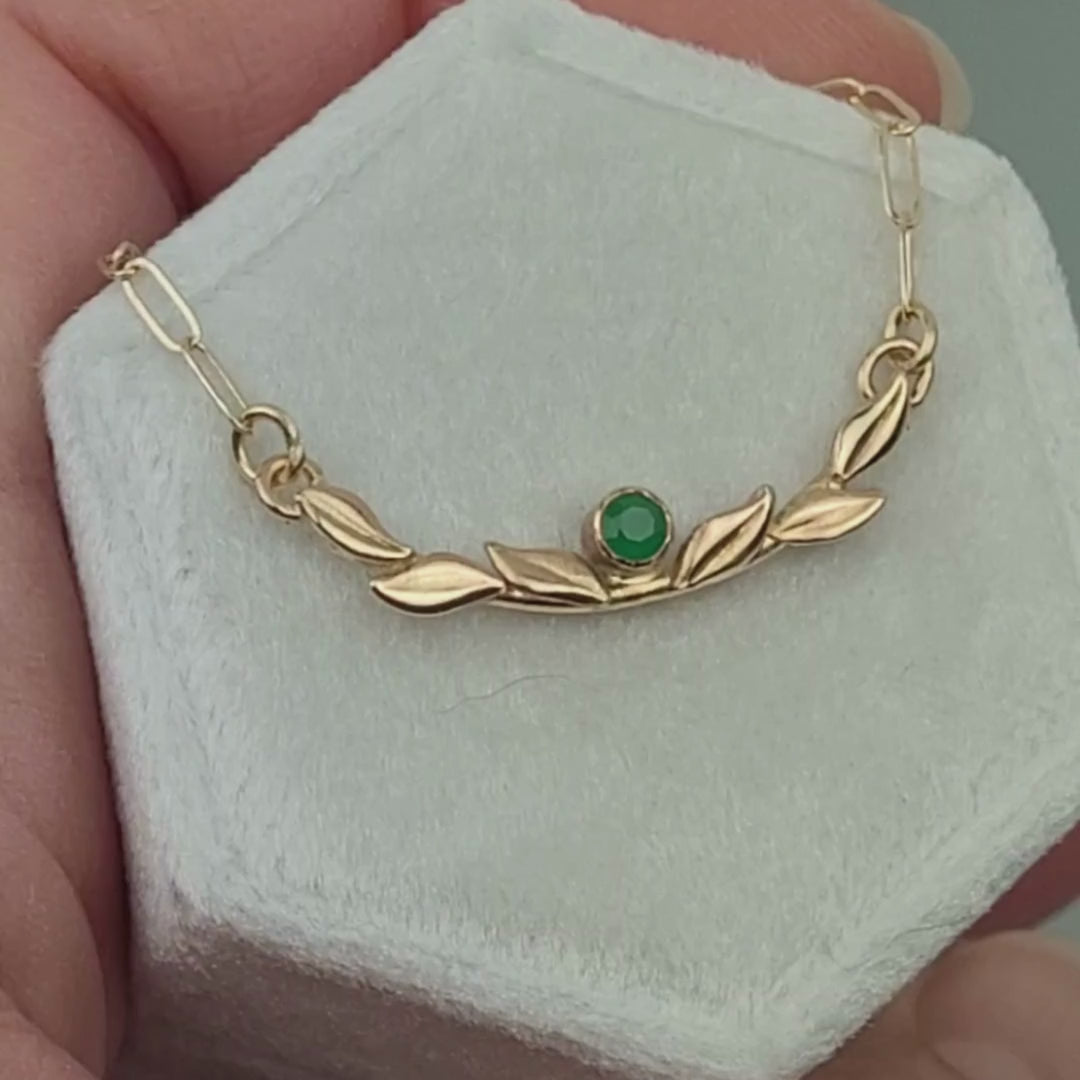 Leafy vine emerald necklace in 14kt gold