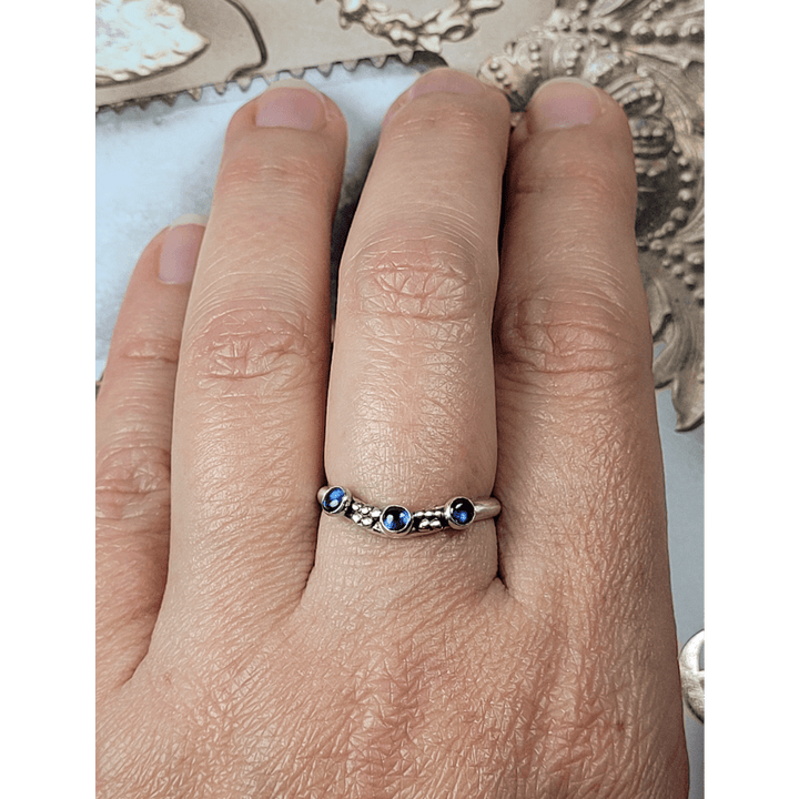 Vintage Style Curved Ring Band with Kyanite in Sterling Silver